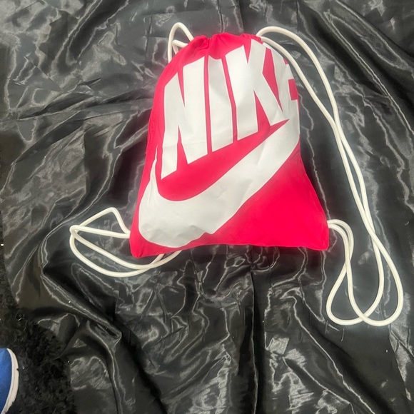 NIKE  hot pink and white drawstring bag, used​ - Picture 2 of 6